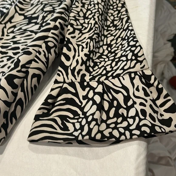 Anne Klein Black and White animal, print jacket size small lined flare sleeve - Picture 4 of 6